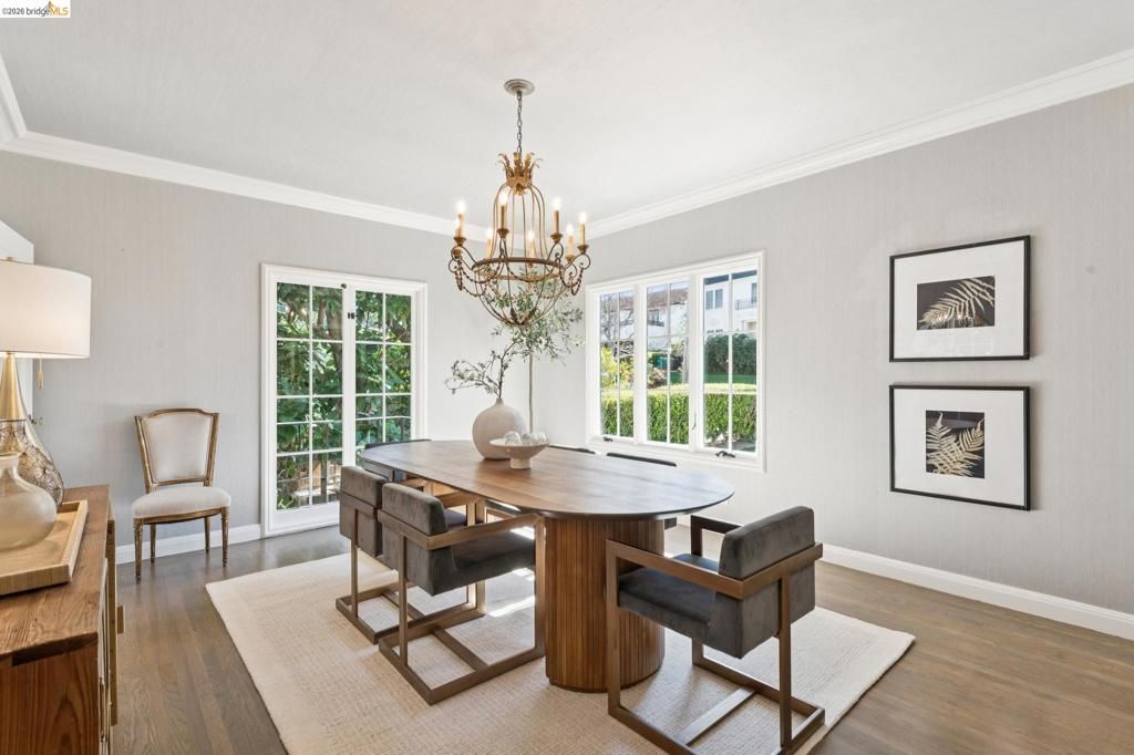 Image 13 of property listing at 906 906 Paramount Rd, Oakland, CA 94610