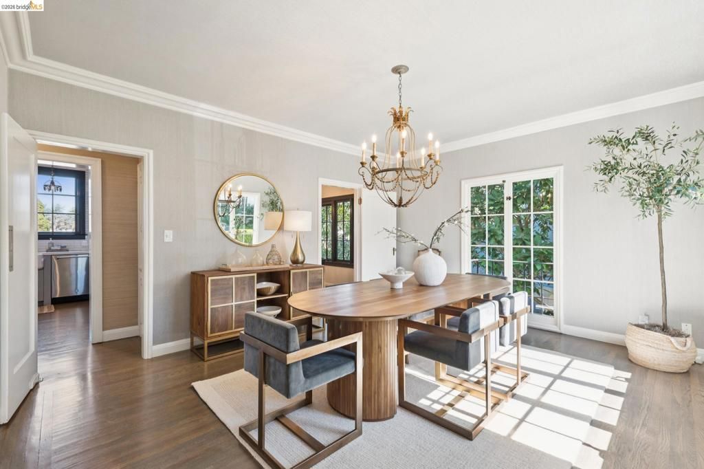 Image 14 of property listing at 906 906 Paramount Rd, Oakland, CA 94610