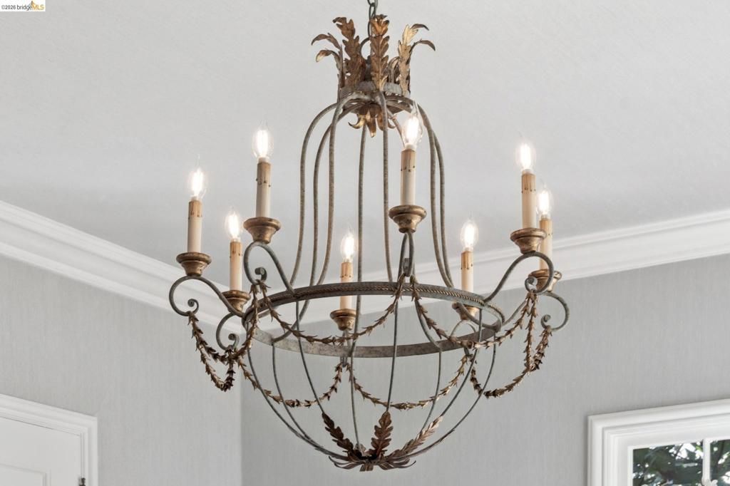 Image 17 of property listing at 906 906 Paramount Rd, Oakland, CA 94610