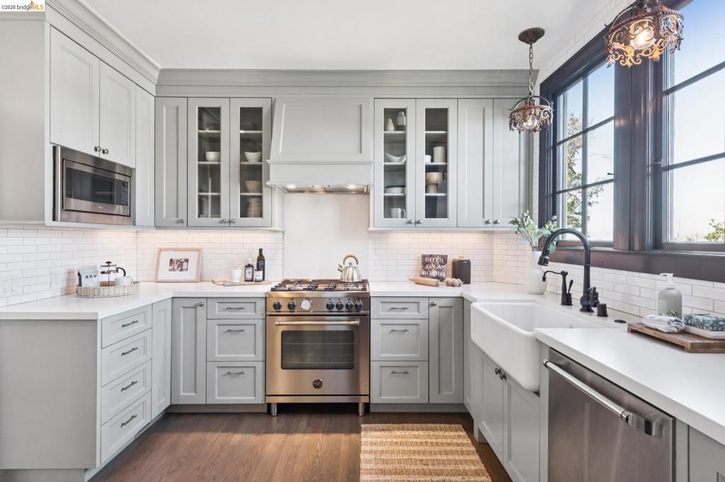 Image 21 of property listing at 906 906 Paramount Rd, Oakland, CA 94610