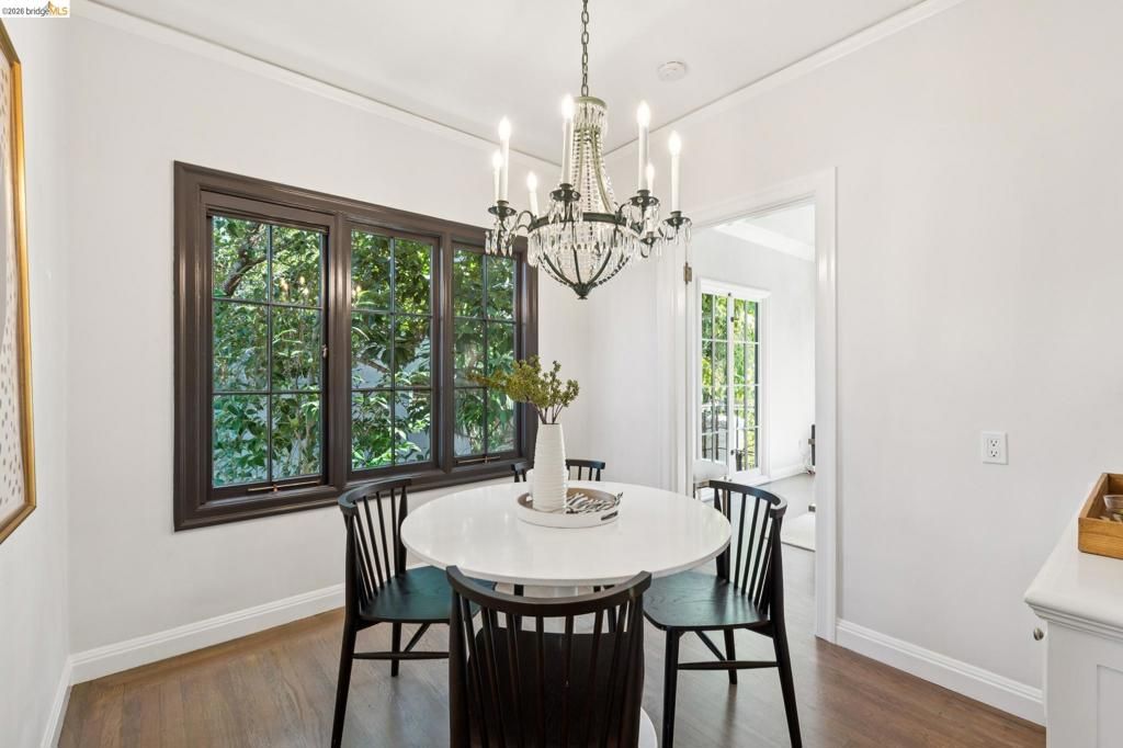 Image 24 of property listing at 906 906 Paramount Rd, Oakland, CA 94610