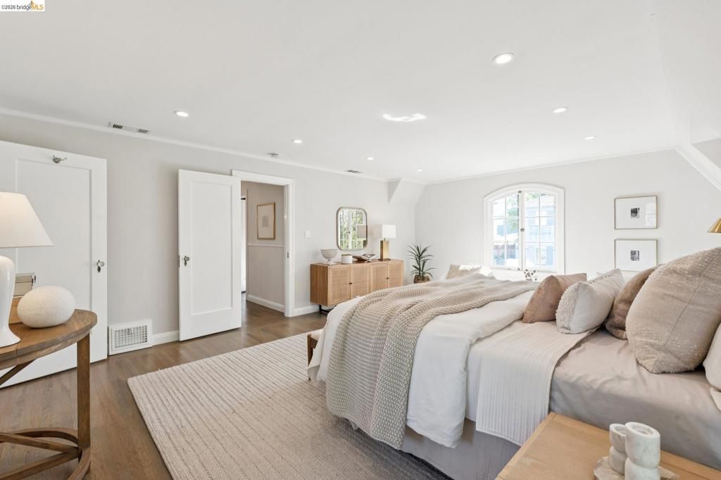 Image 30 of property listing at 906 906 Paramount Rd, Oakland, CA 94610