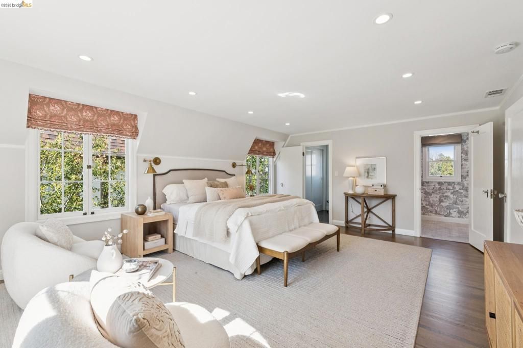 Image 32 of property listing at 906 906 Paramount Rd, Oakland, CA 94610