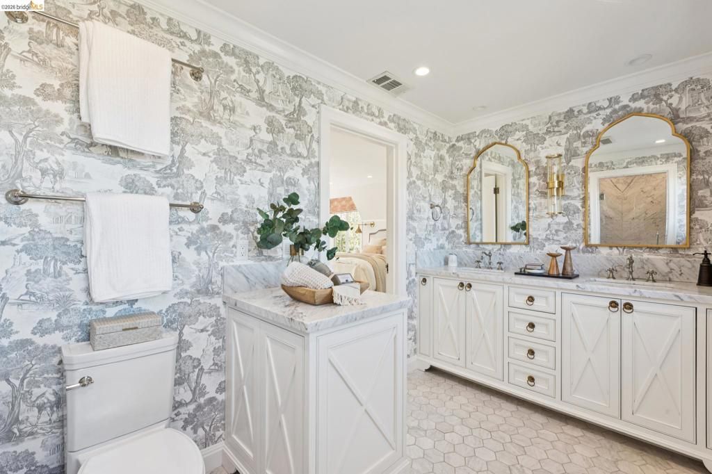 Image 35 of property listing at 906 906 Paramount Rd, Oakland, CA 94610