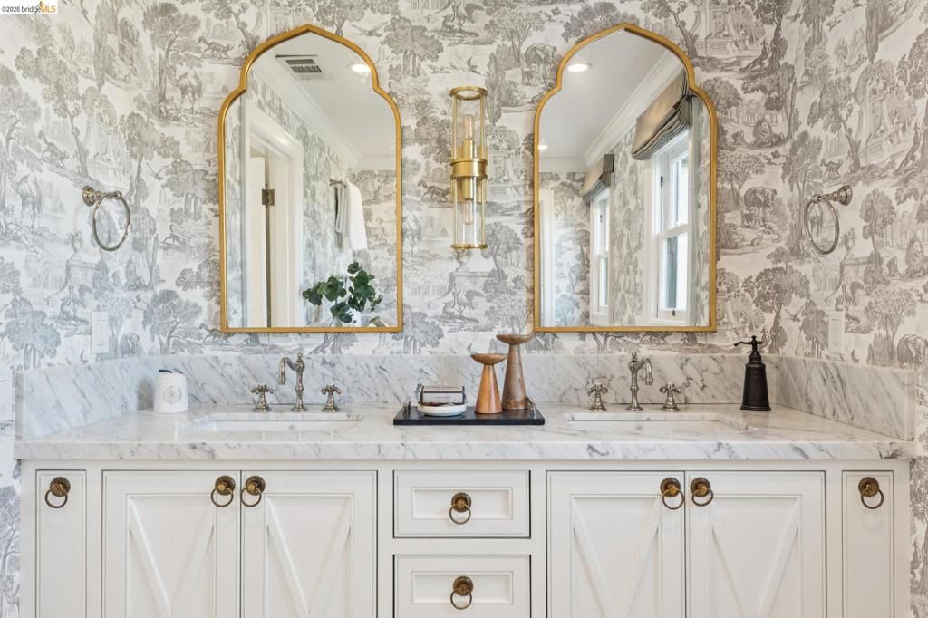 Image 36 of property listing at 906 906 Paramount Rd, Oakland, CA 94610