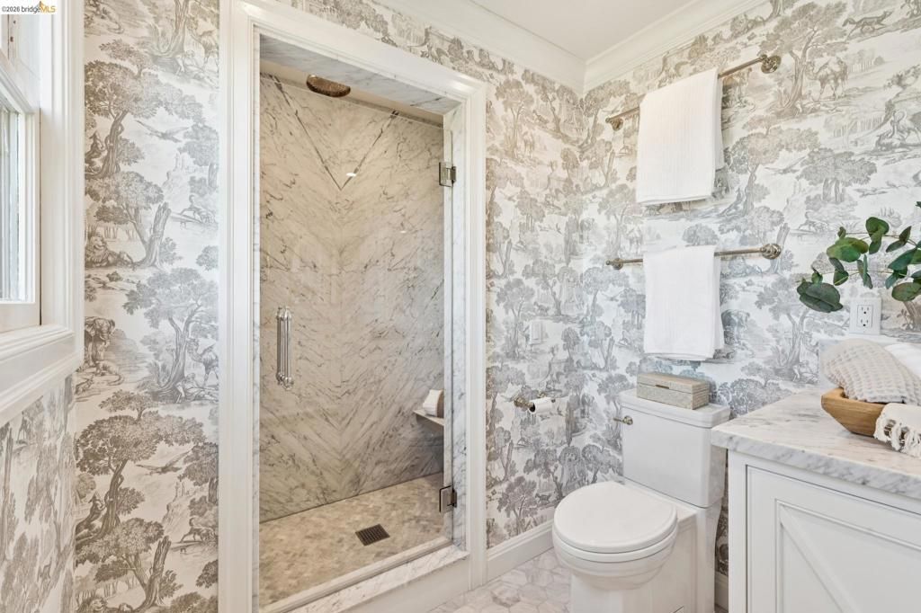 Image 37 of property listing at 906 906 Paramount Rd, Oakland, CA 94610