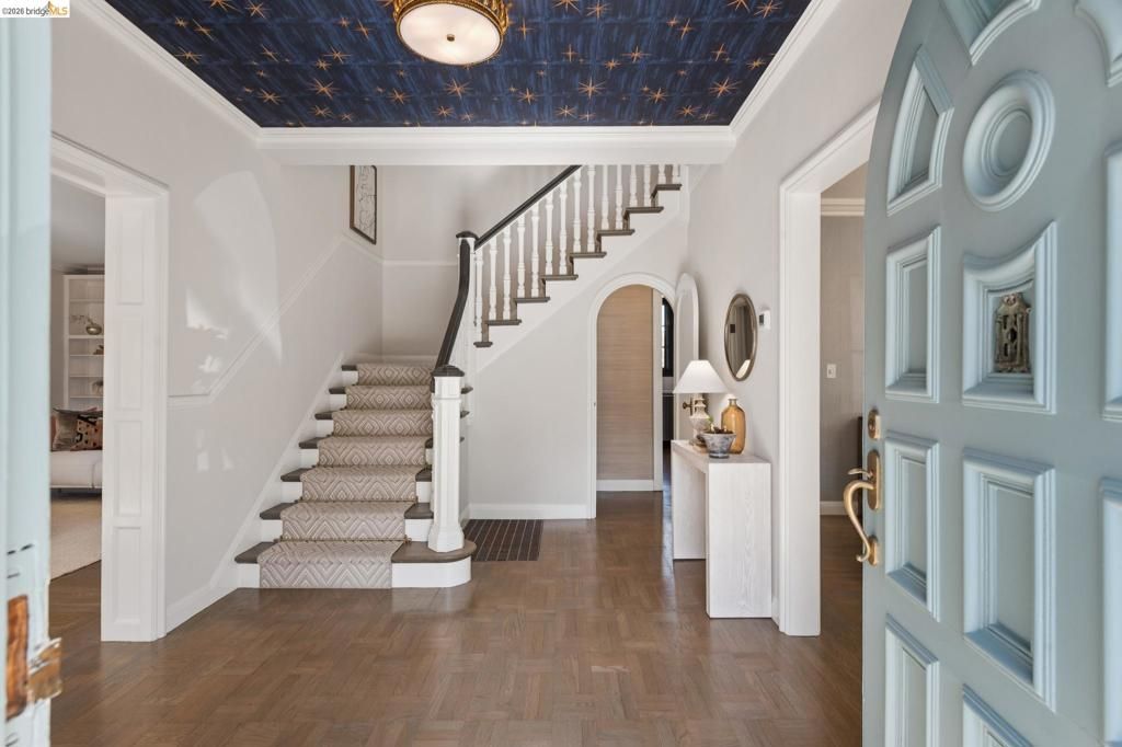 Image 4 of property listing at 906 906 Paramount Rd, Oakland, CA 94610