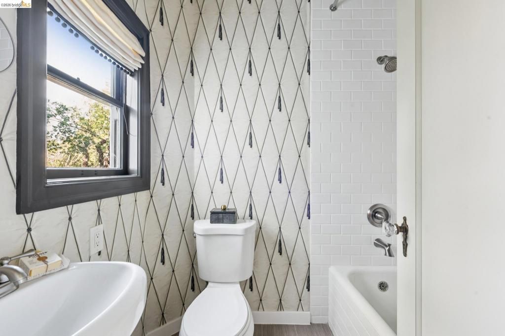 Image 50 of property listing at 906 906 Paramount Rd, Oakland, CA 94610