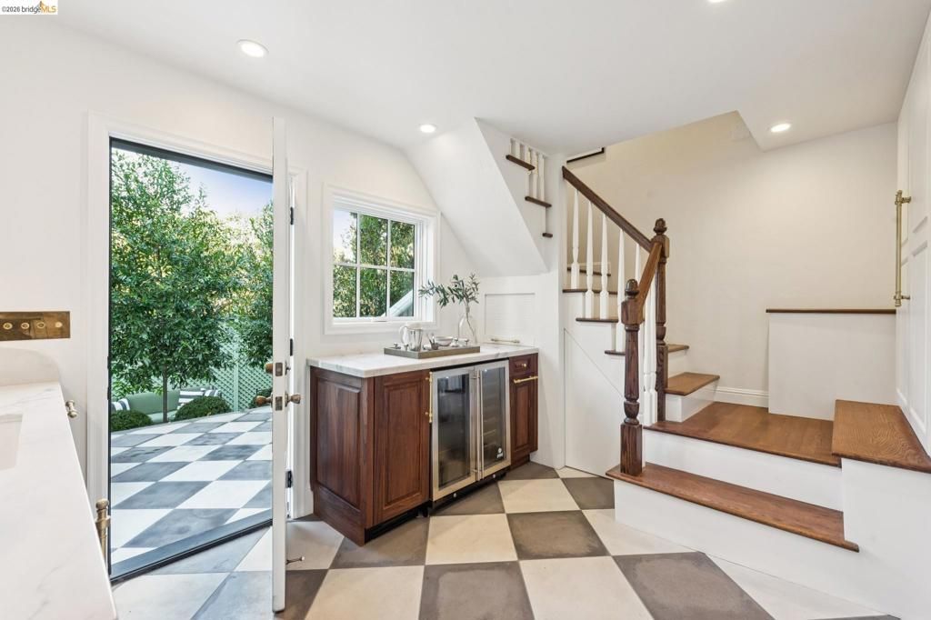 Image 52 of property listing at 906 906 Paramount Rd, Oakland, CA 94610