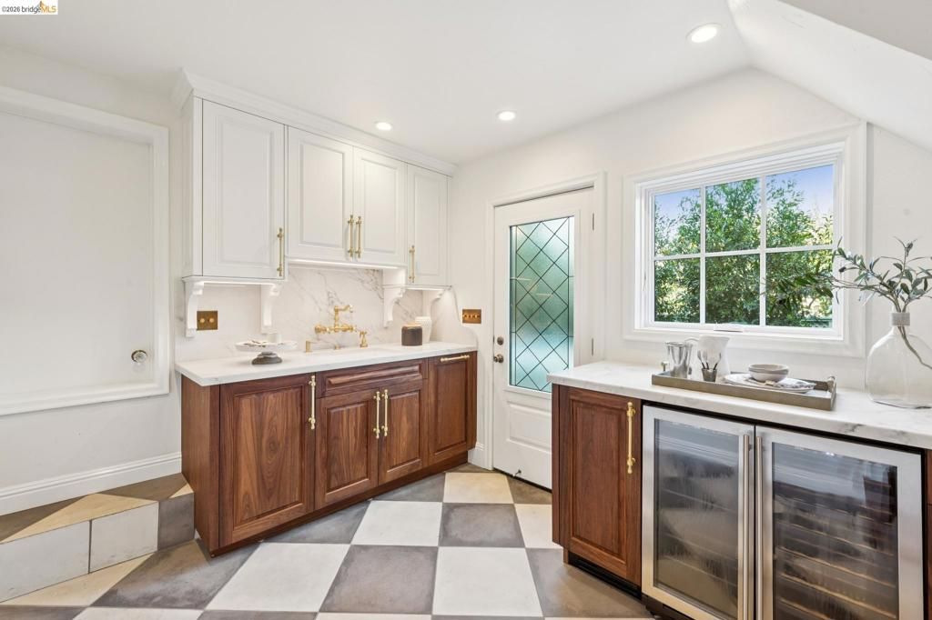 Image 53 of property listing at 906 906 Paramount Rd, Oakland, CA 94610