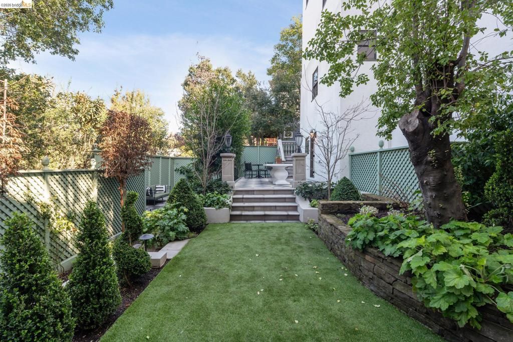 Image 56 of property listing at 906 906 Paramount Rd, Oakland, CA 94610