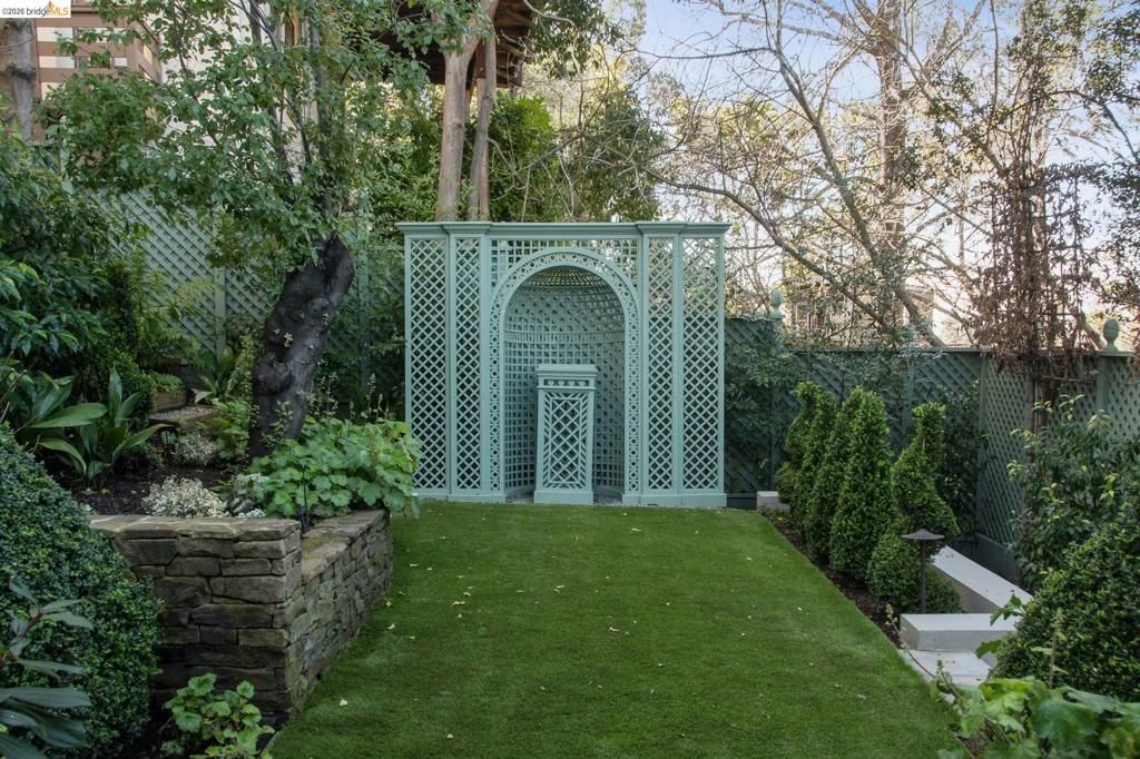 Image 59 of property listing at 906 906 Paramount Rd, Oakland, CA 94610