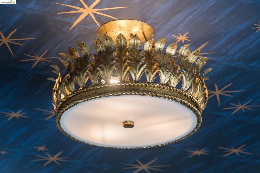 Image 6 of property listing at 906 906 Paramount Rd, Oakland, CA 94610