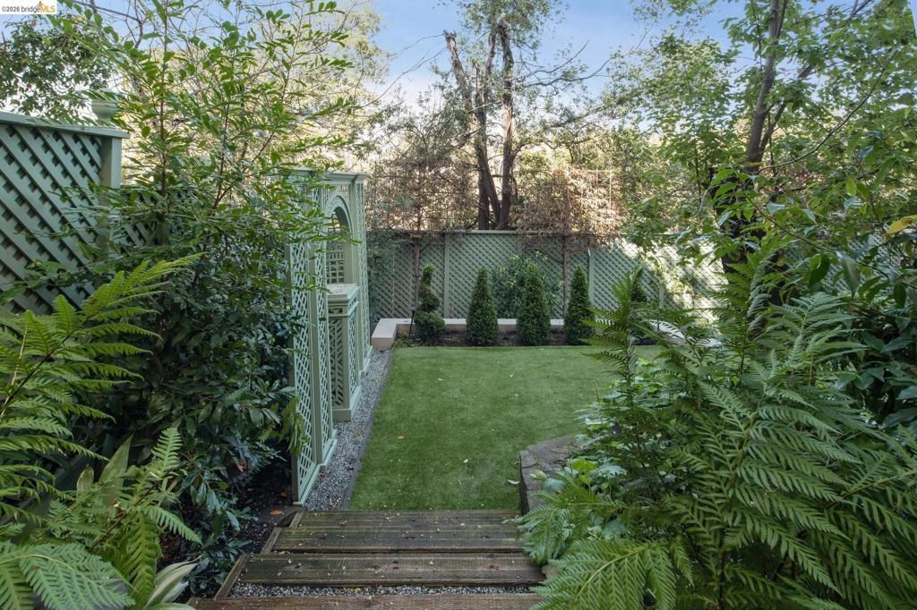 Image 60 of property listing at 906 906 Paramount Rd, Oakland, CA 94610