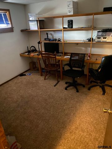 808 Pineview Drive, Papillion, NE 68046