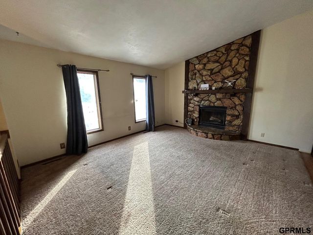 808 Pineview Drive, Papillion, NE 68046