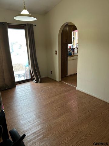 808 Pineview Drive, Papillion, NE 68046