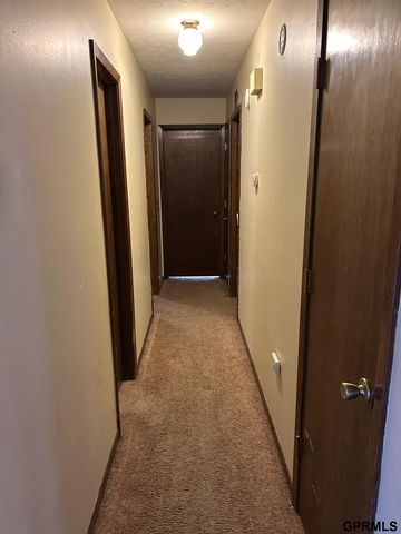 808 Pineview Drive, Papillion, NE 68046