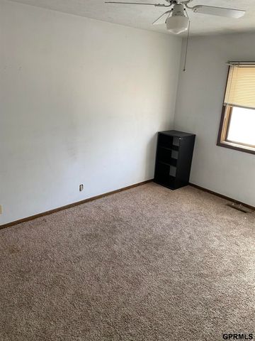 808 Pineview Drive, Papillion, NE 68046