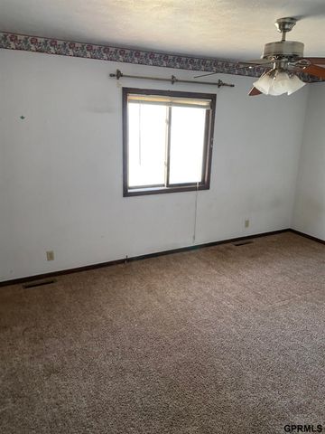 808 Pineview Drive, Papillion, NE 68046