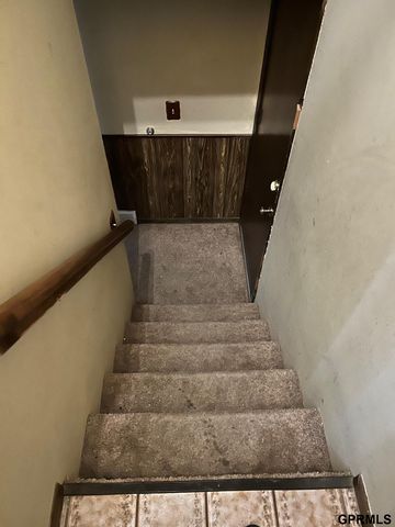 808 Pineview Drive, Papillion, NE 68046