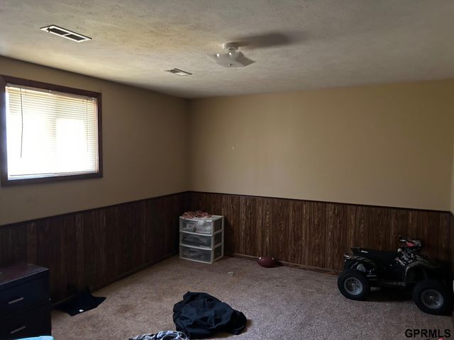 808 Pineview Drive, Papillion, NE 68046