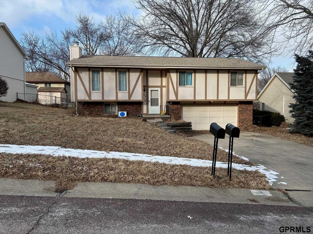 808 Pineview Drive, Papillion, NE 68046