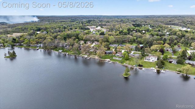 4455 Driftwood Drive, Commerce Charter Township, MI 48382