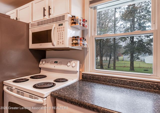2827 W Willow Street, Lansing, MI 48917