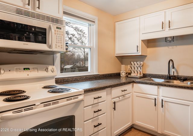 2827 W Willow Street, Lansing, MI 48917