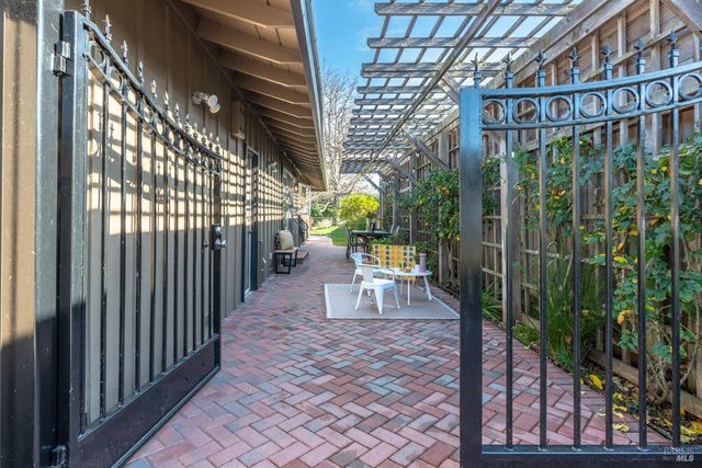 136 Peacock Dr, San Rafael, CA 94901