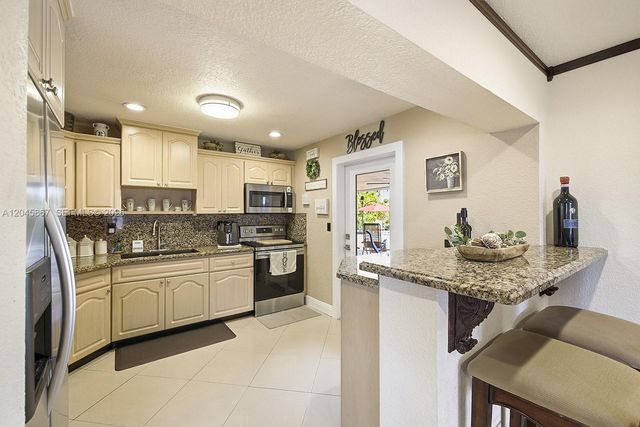 7858 NW 171st St, Hialeah, FL 33015
