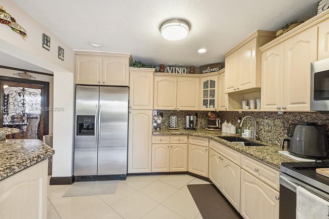 7858 NW 171st St, Hialeah, FL 33015