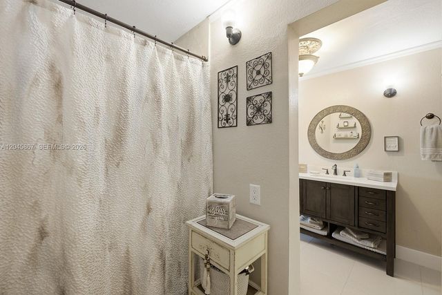 7858 NW 171st St, Hialeah, FL 33015
