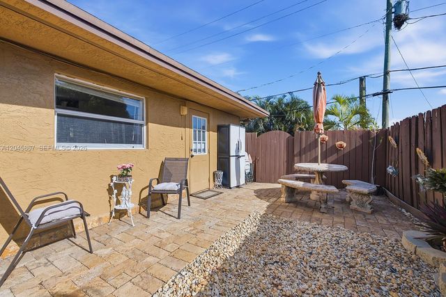 7858 NW 171st St, Hialeah, FL 33015