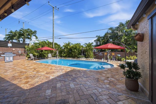 7858 NW 171st St, Hialeah, FL 33015
