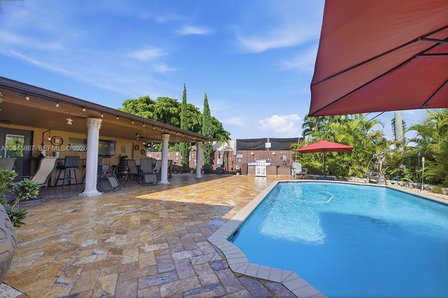 7858 NW 171st St, Hialeah, FL 33015