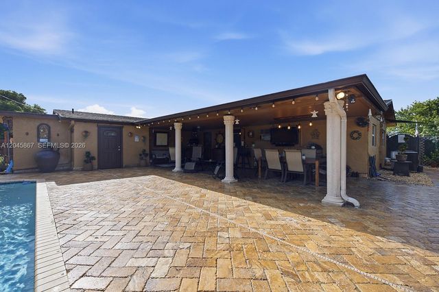 7858 NW 171st St, Hialeah, FL 33015