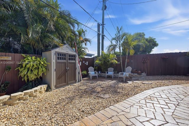 7858 NW 171st St, Hialeah, FL 33015