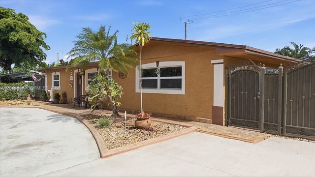 7858 NW 171st St, Hialeah, FL 33015