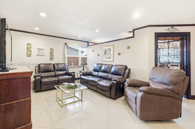 7858 NW 171st St, Hialeah, FL 33015
