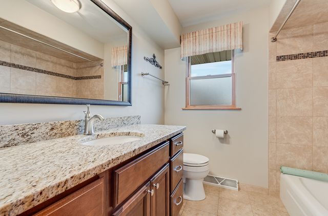 1724 Lincoln Avenue, Crest Hill, IL 60403