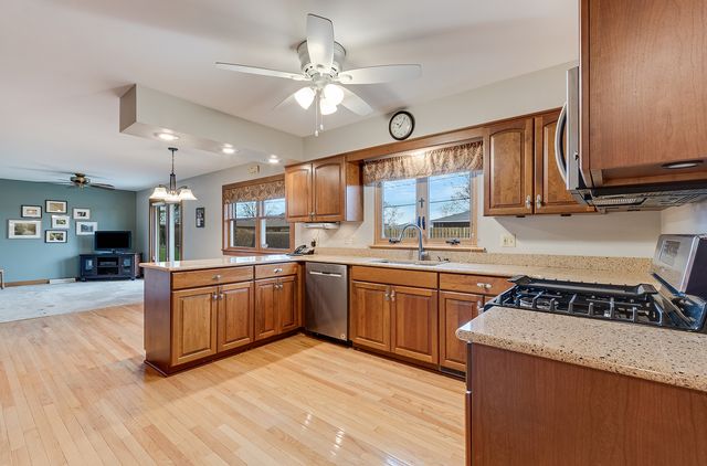 1724 Lincoln Avenue, Crest Hill, IL 60403