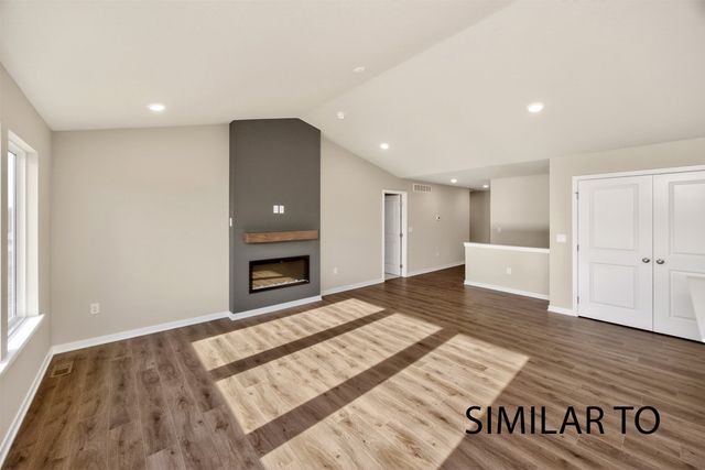4278 Grover Woods Lane, Des Moines, IA 50317