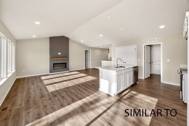 4278 Grover Woods Lane, Des Moines, IA 50317