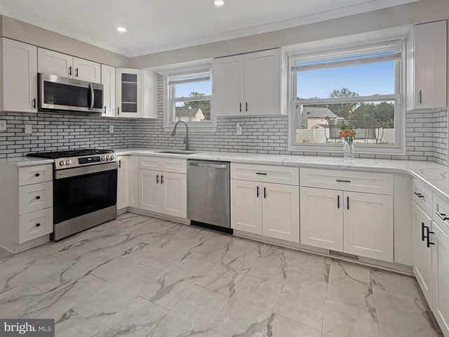 119 COLONIAL RD, Beverly, NJ 08010