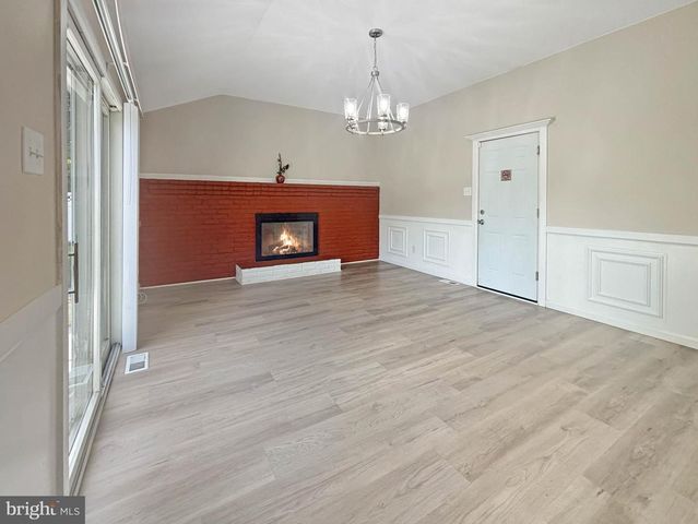 119 COLONIAL RD, Beverly, NJ 08010