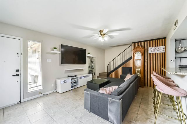 5634 Birchmont Drive 22, Houston, TX 77091