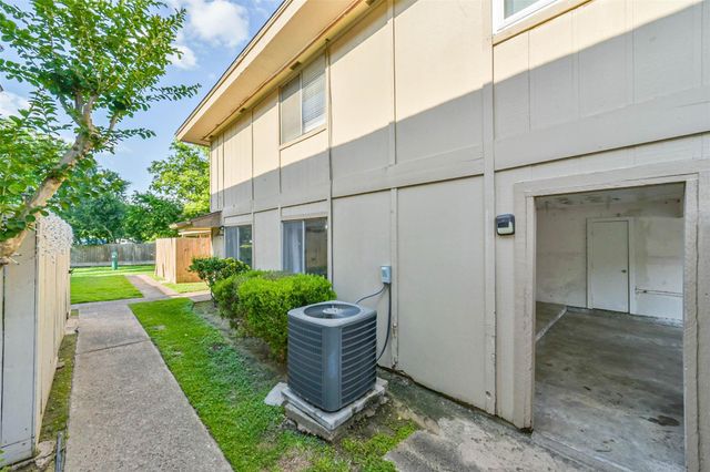 5634 Birchmont Drive 22, Houston, TX 77091