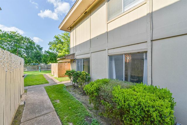 5634 Birchmont Drive 22, Houston, TX 77091
